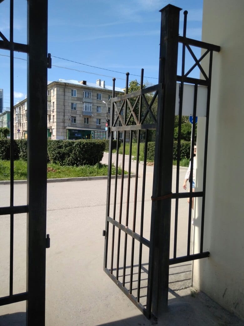 В ЦПКиО в Рязани сорвали с петель дверь