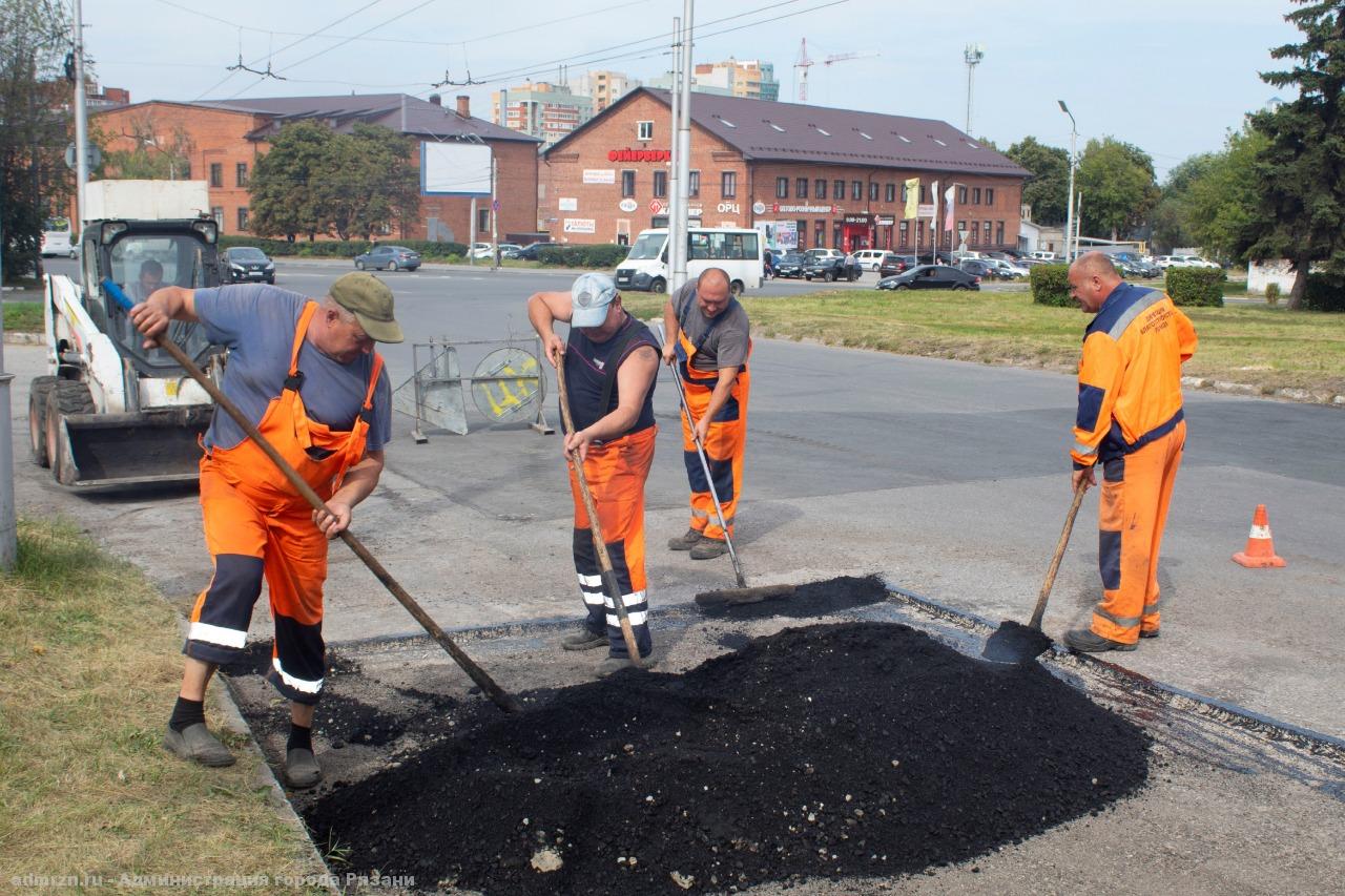В Рязани продолжается ямочный ремонт дорог