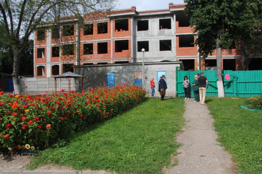 Владимир Бурмистров осмотрел территории школ и детских садов