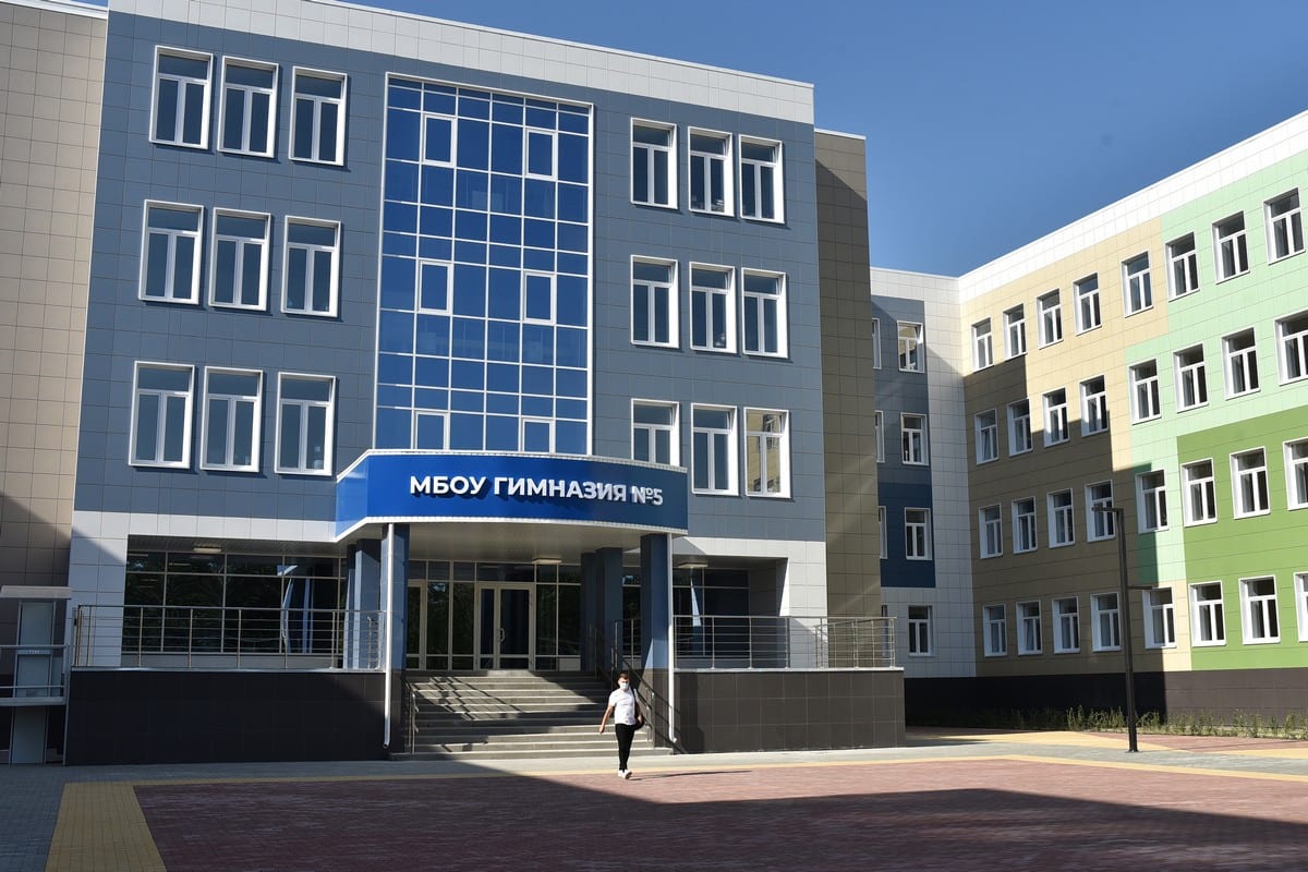 Николай Любимов посетил новую школу в Горроще