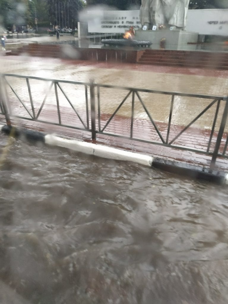 В Рязани выпал град, затопило улицы