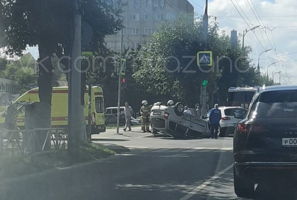 Опубликовано видео с места переворота машины в центре Рязани