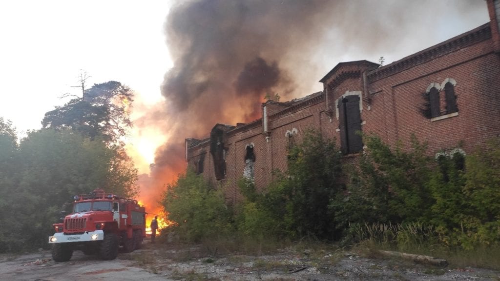В Касимове загорелось здание бывшей сетевязальной фабрики