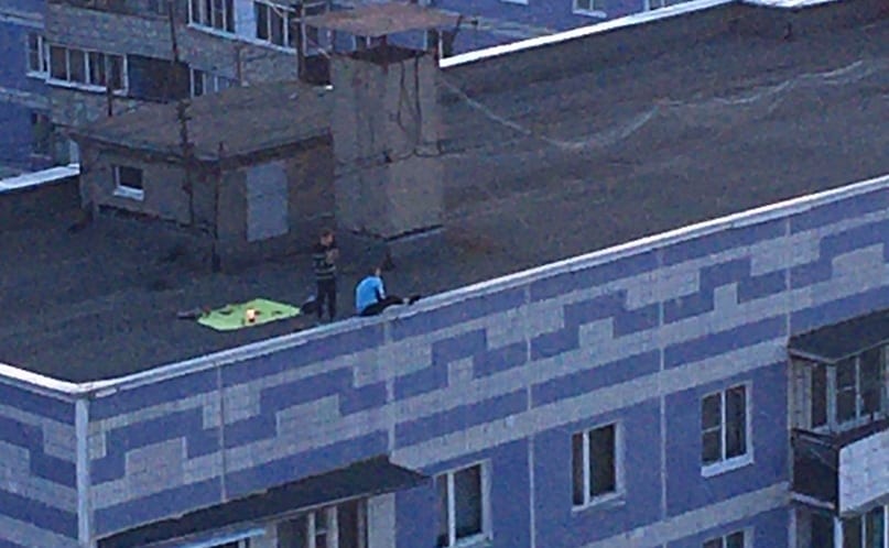 Подростки устроили «свидание» на крыше многоэтажки в Рязани