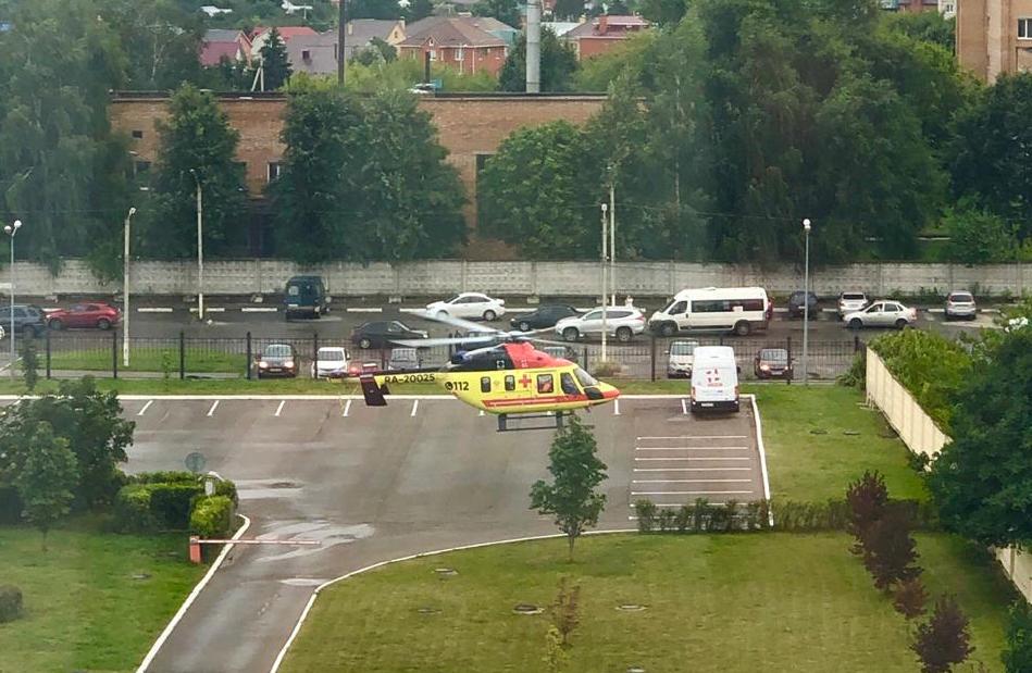 Видео: вертолёт санавиации с тяжелобольным мужчиной сел у больницы в Рязани
