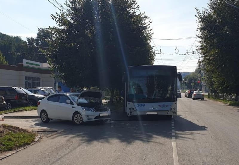 В центре Рязани легковушка врезалась в автобус