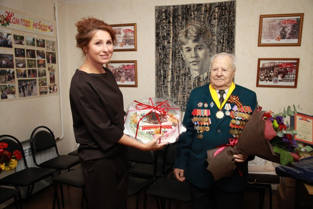 Елена Сорокина и Юлия Рокотянская поздравили ветерана с юбилеем