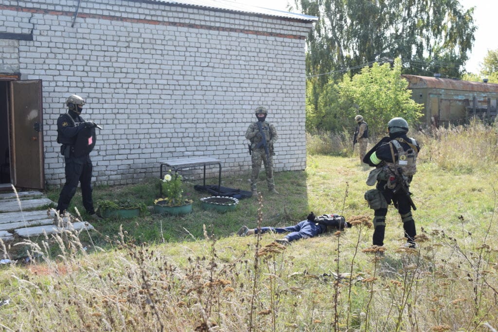 В Рязанской области силовики обезвредили вооруженных преступников на учениях