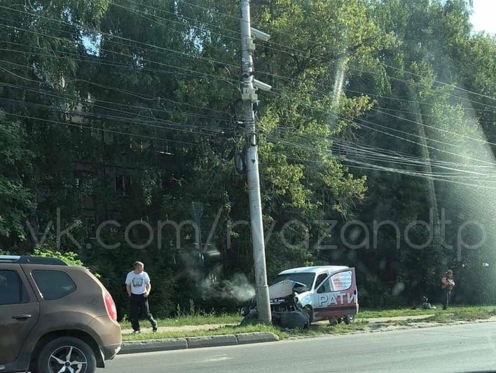 На Касимовском шоссе автомобиль врезался в столб