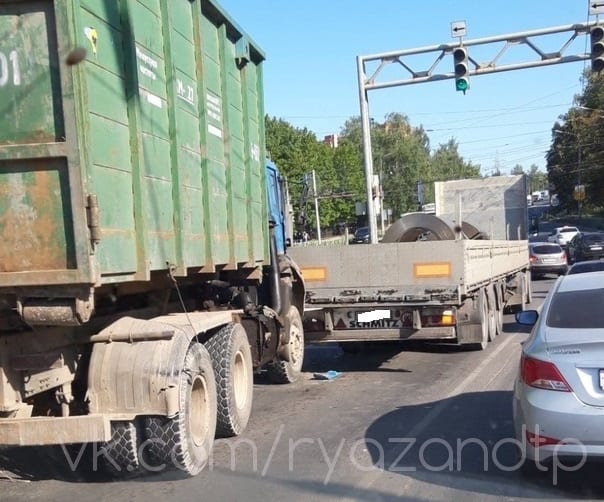 На путепроводе в Рязани столкнулись два грузовика