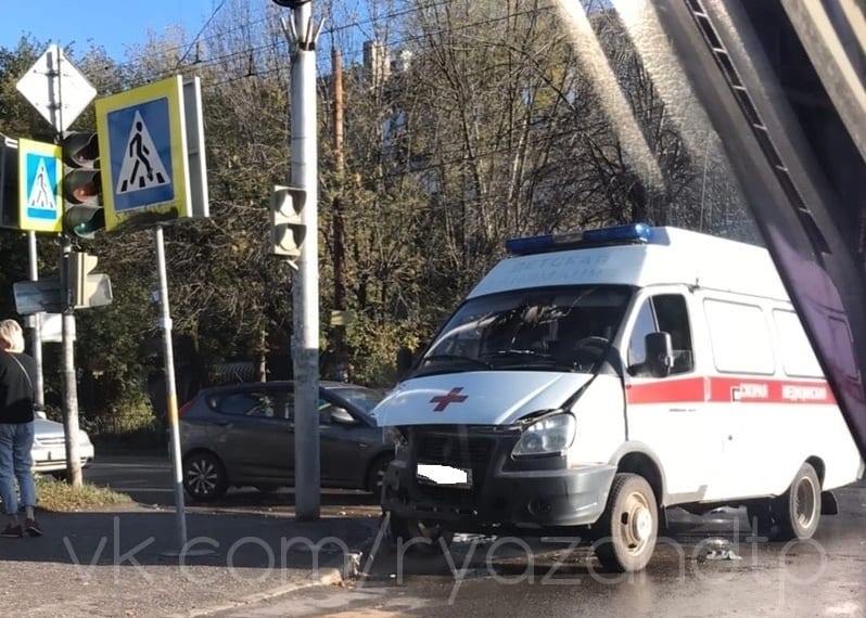 В ДТП со скорой в Рязани пострадали два человека