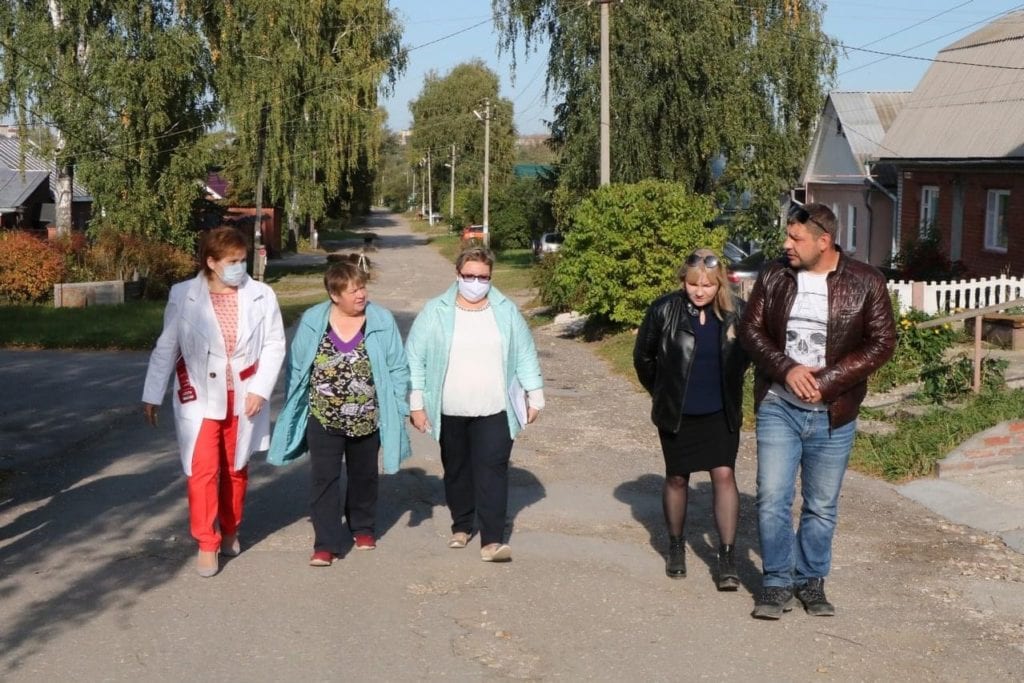 Елена Сорокина проверила ремонт дорог в поселке Никуличи
