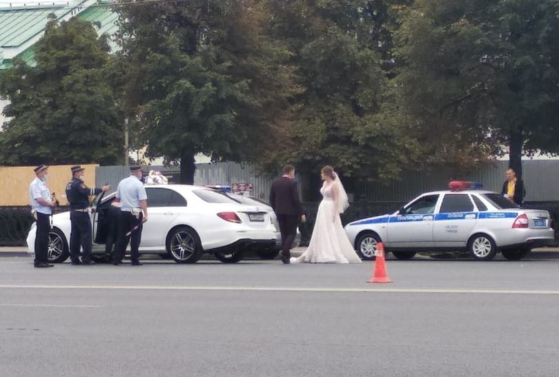 Автоинспекторы остановили в центре Рязани свадебный кортеж