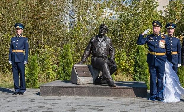 В Рязани установили памятник «Макарычу»
