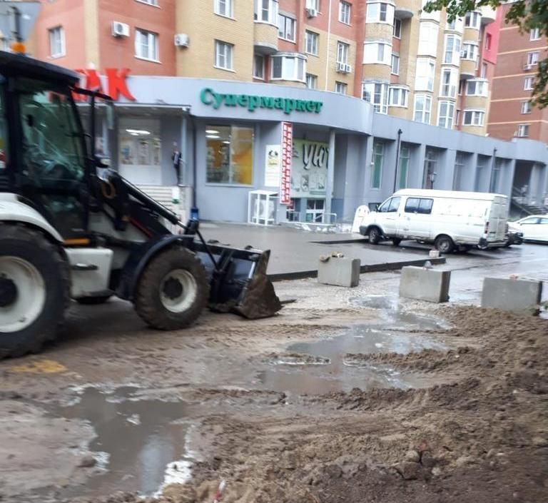 Рабочие приступили к ликвидация провала асфальта в Горроще