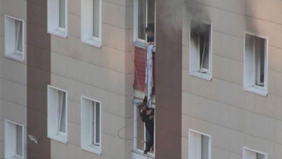 Очевидцы сняли невероятное спасение семьи с детьми из горящей квартиры
