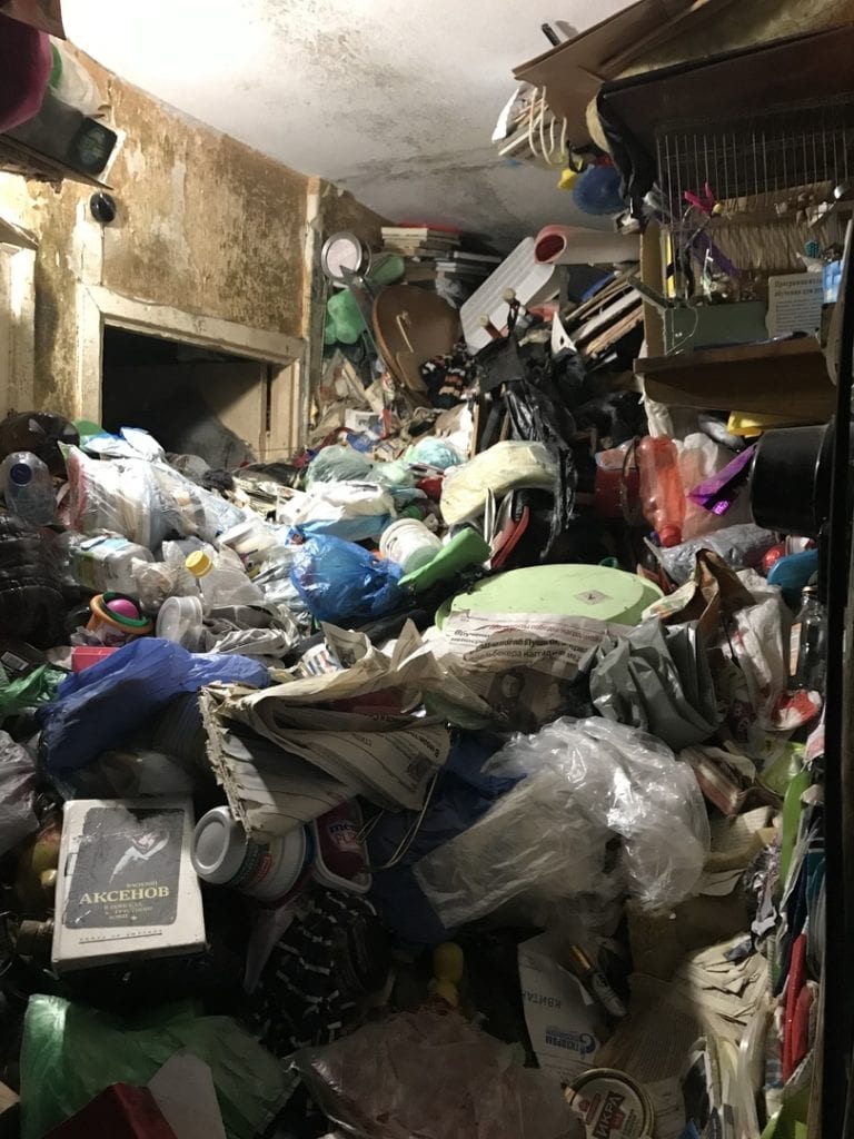 В Питерской квартире, полной мусора, нашли тело мужчины
