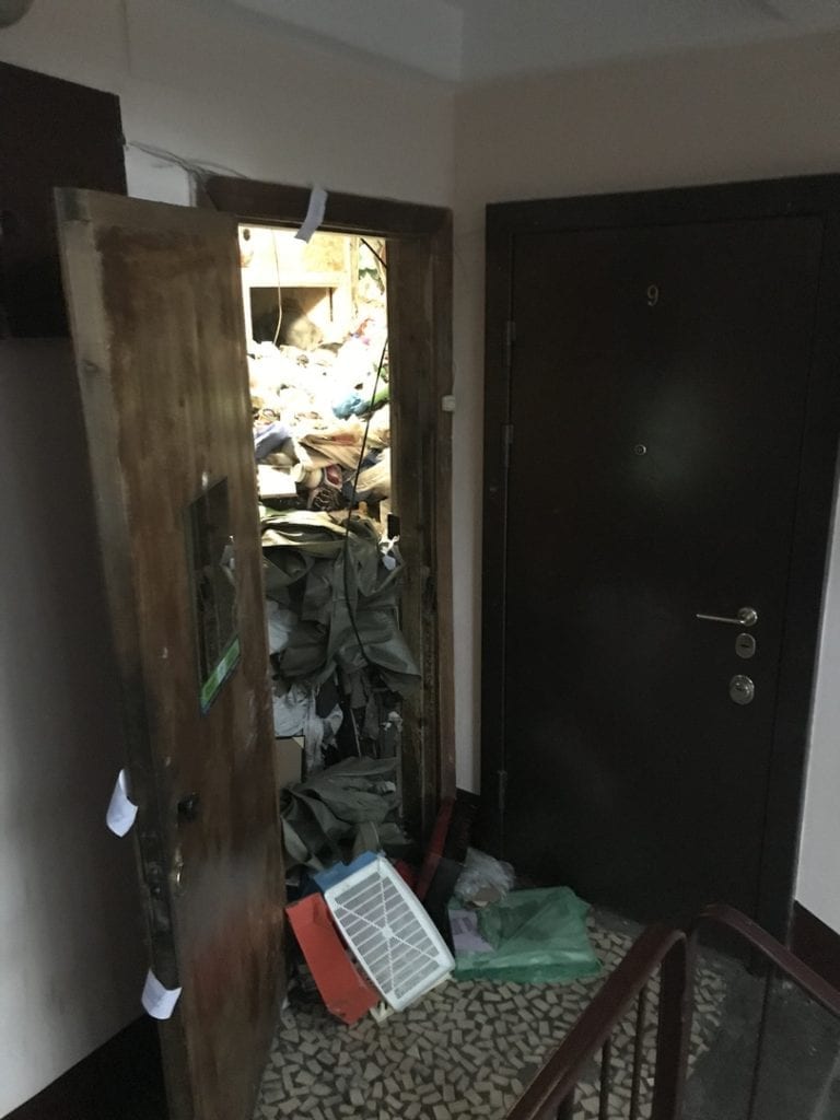 В Питерской квартире, полной мусора, нашли тело мужчины