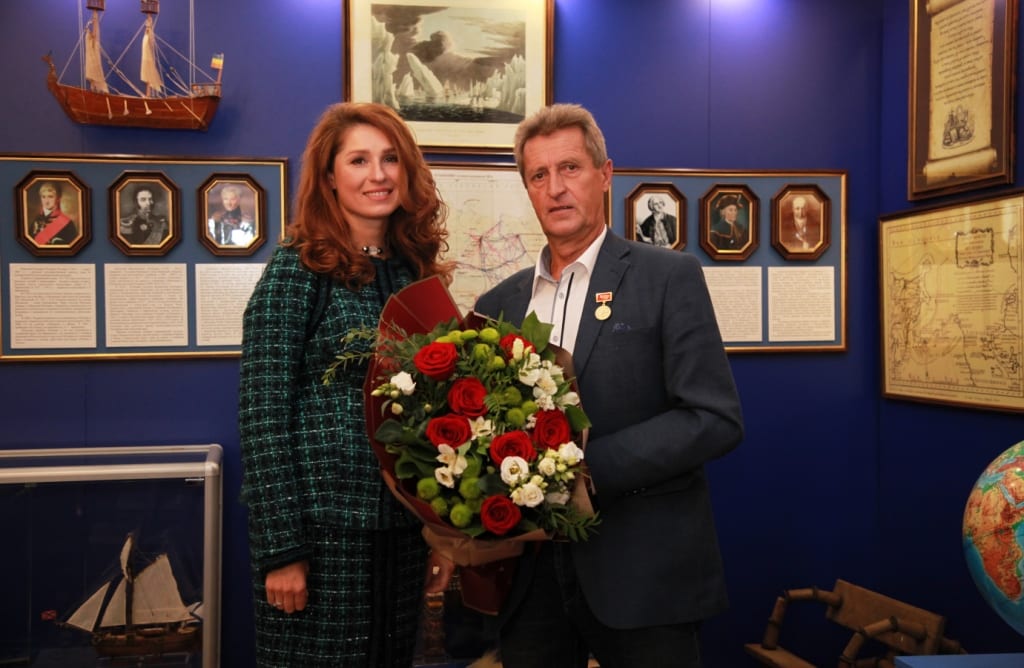 Юлия Рокотянская поздравила почетного гражданина Рязани Михаила Малахова и вручила ему памятный знак