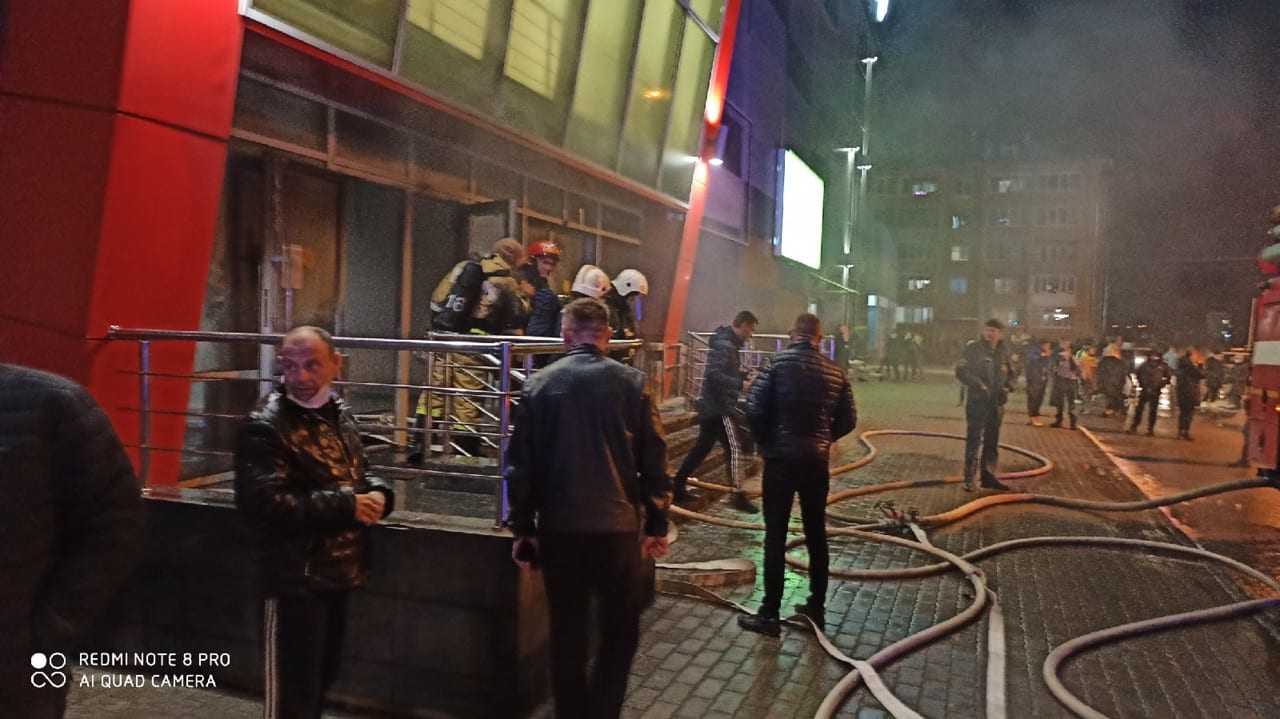 Спасатели ликвидировали пожар в ТЦ «Столица» в Котласе