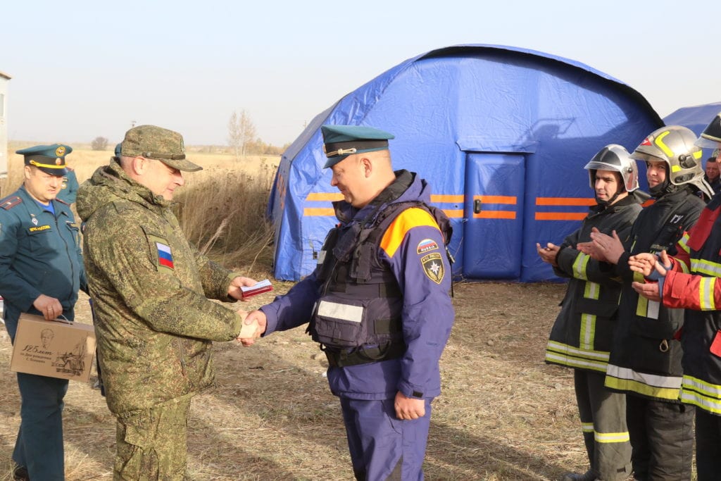 Вице-губернатор Рязанской области вручил награды спасателям, участвовавшим в ликвидации пожара на военном арсенале