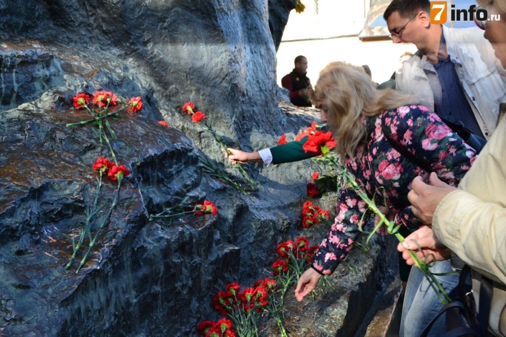 В рамках поэтического митинга рязанцы прочли стихи у памятника Есенину