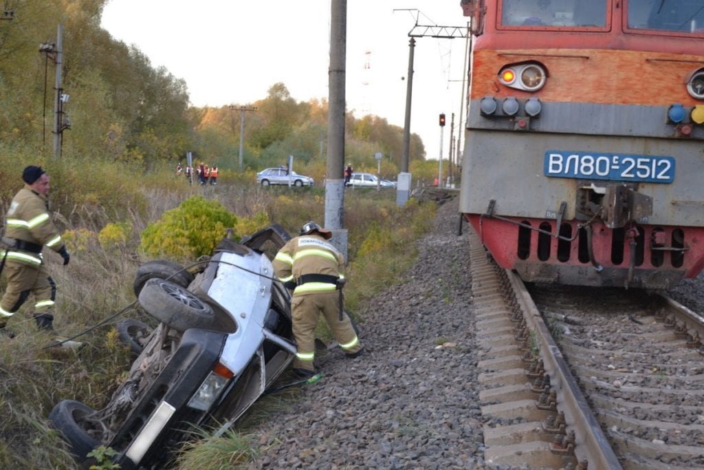 В Рязанской области товарный поезд протаранил "девятую", водитель пострадал