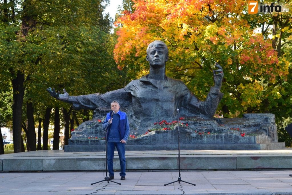 В рамках поэтического митинга рязанцы прочли стихи у памятника Есенину