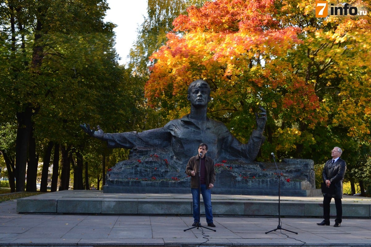Поэт рязань. Памятник Есенину Фрязино. Памятник Есенину Иваново. Памятник Есенину в Рязани. Памятник Есенину в Краснодаре.