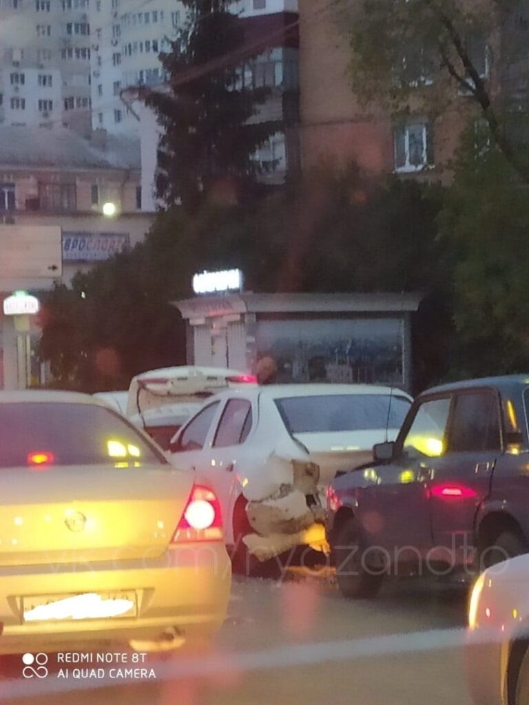 В Рязани из-за аварии на улице Вокзальной собирается пробка