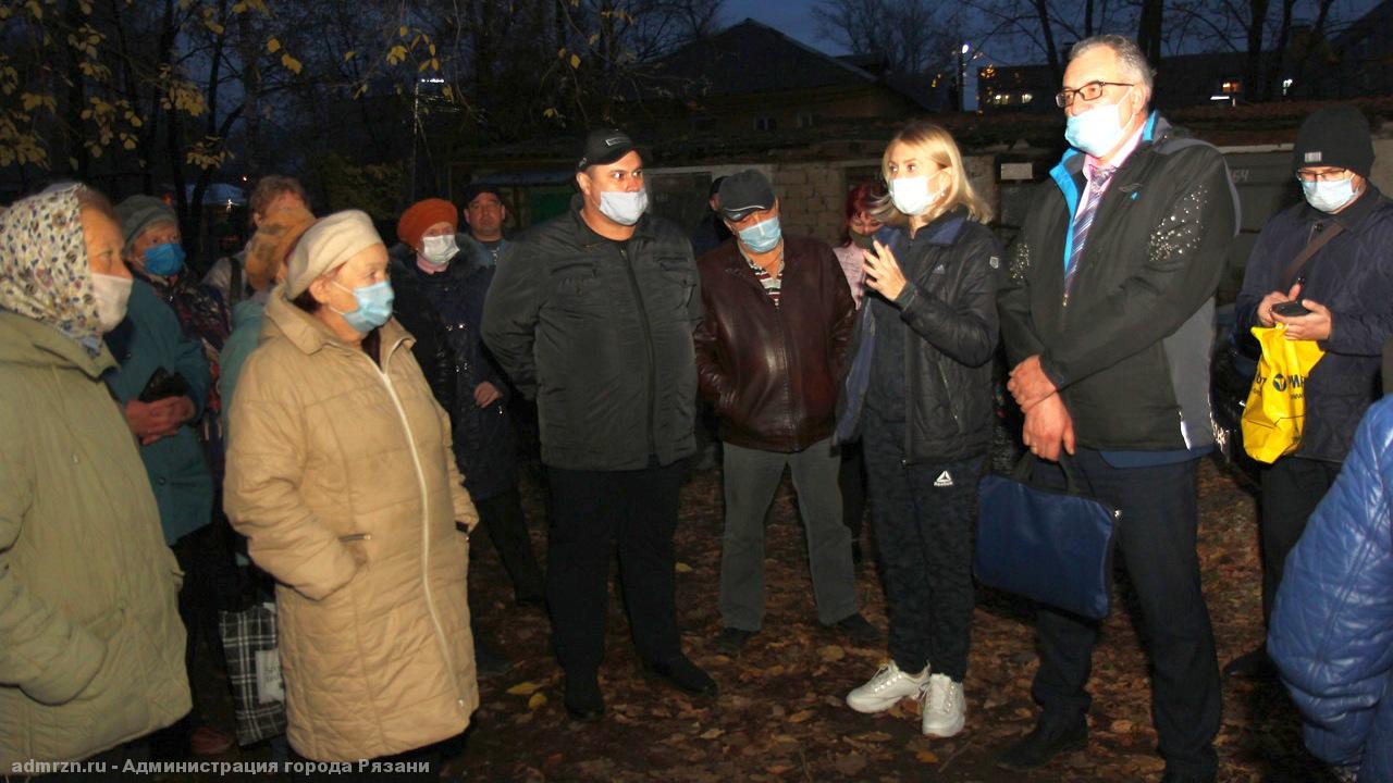 Представители рязанской мэрии встретились с жильцами аварийного дома в поселке Строитель