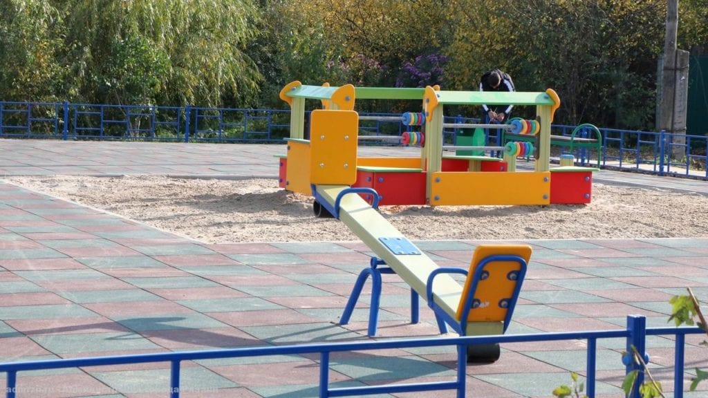 В поселке Канищево в Рязани установили детскую площадку