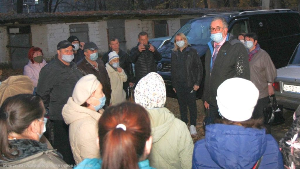 Представители рязанской мэрии встретились с жильцами аварийного дома в поселке Строитель