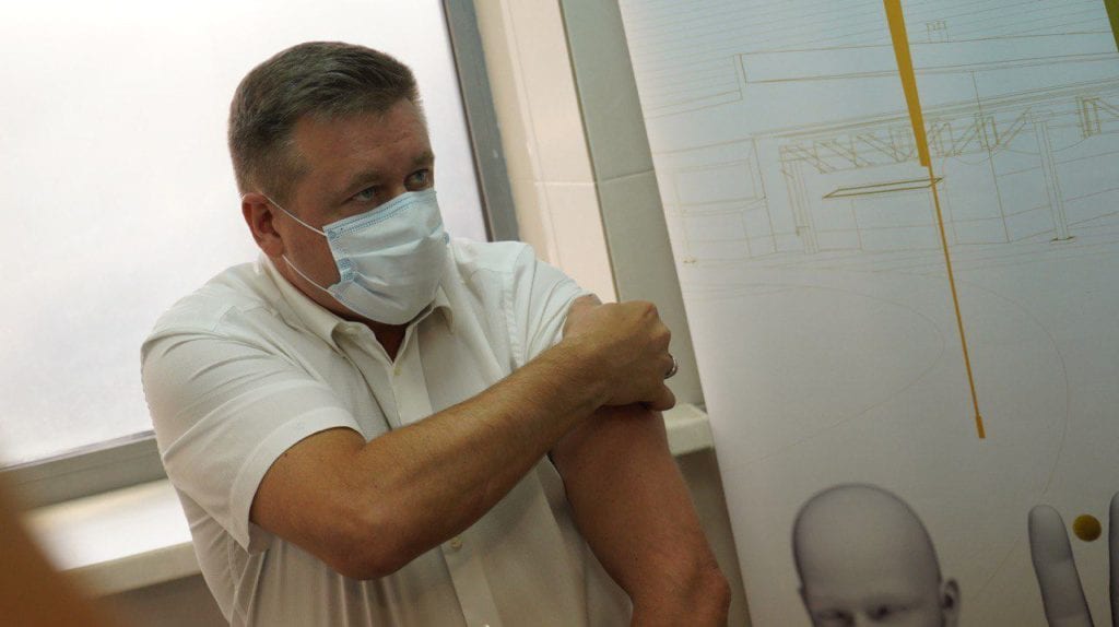 Николай Любимов сделал прививку от гриппа рязанского производства