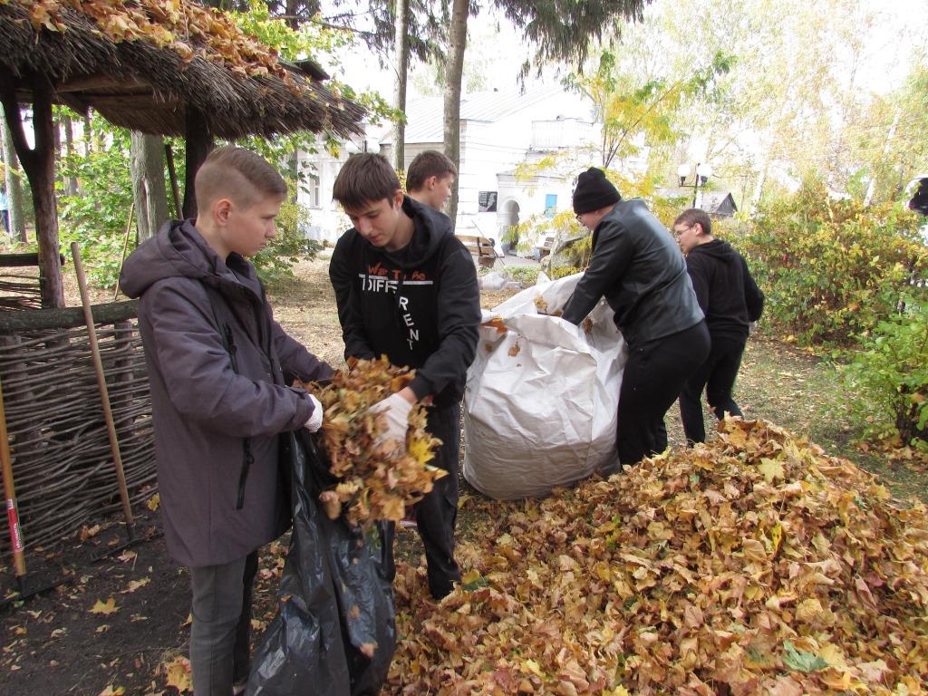 При поддержке РНПК школьники убрали мусор на территории музея Петра Семенова-Тян-Шанского