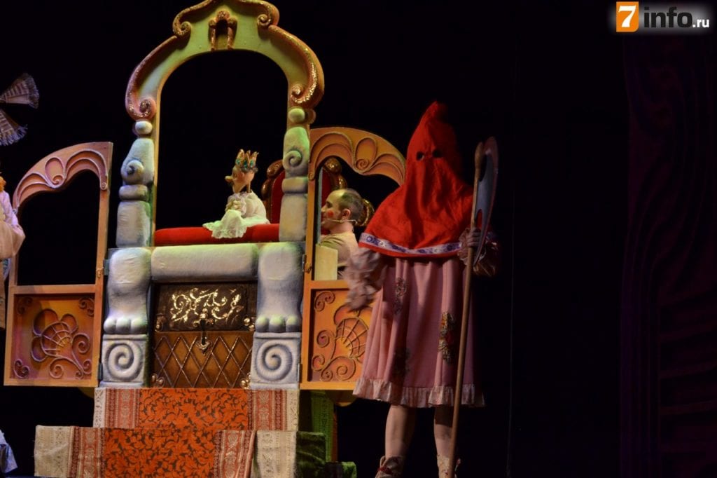 В Рязанском театре кукол маленьким зрителям показали шутливую сказку "Конек-горбунок"