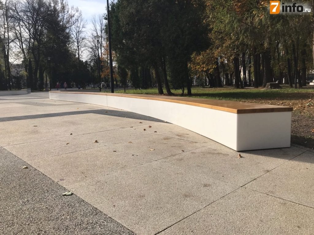 В Рязанском Верхнем городском парке установили скамейки со светодиодной подсветкой