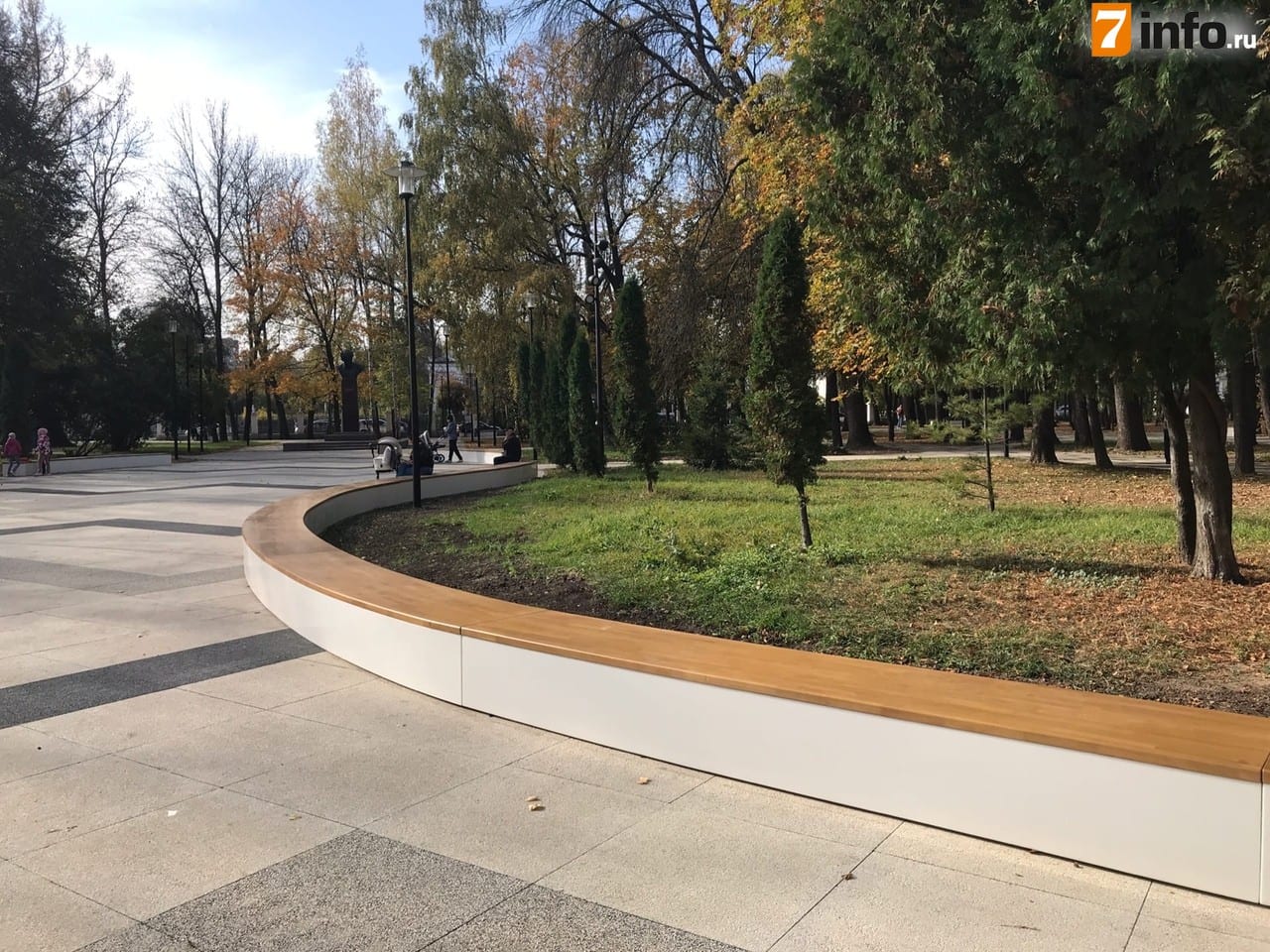 Установленная парке. В наташином парке установят скамейки с подсветкой.