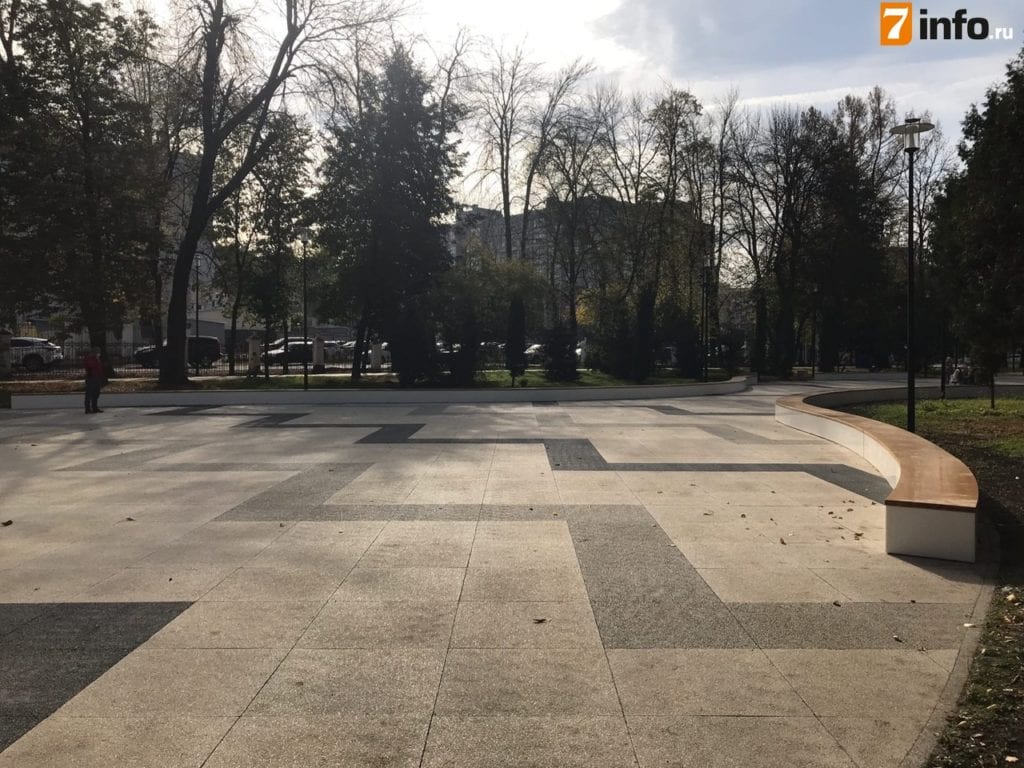 В Рязанском Верхнем городском парке установили скамейки со светодиодной подсветкой