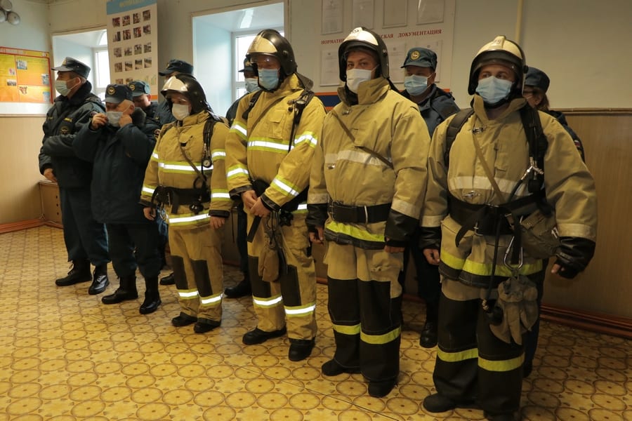 В Скопине наградили пожарных, вышедших первыми на ликвидацию пожара в воинской части