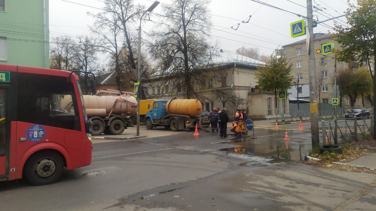 На улице Чкалова работает Водоканал, образовалась пробка