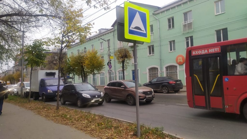 На улице Чкалова работает Водоканал, образовалась пробка