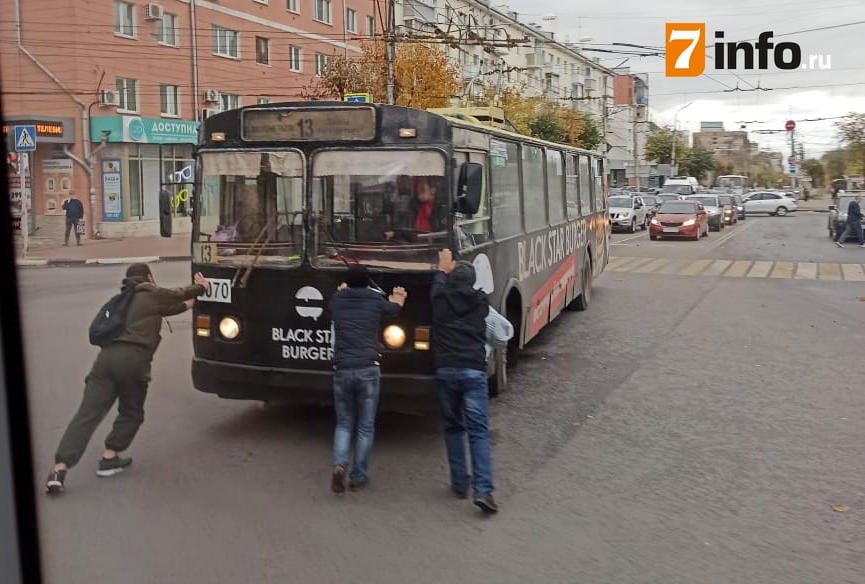 В центре Рязани сняли пассажиров, толкающих троллейбус