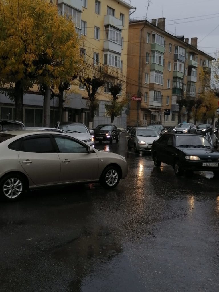 В центре Рязани на пересечении улиц Горького и Краснорядской из-за аварии собирается пробка
