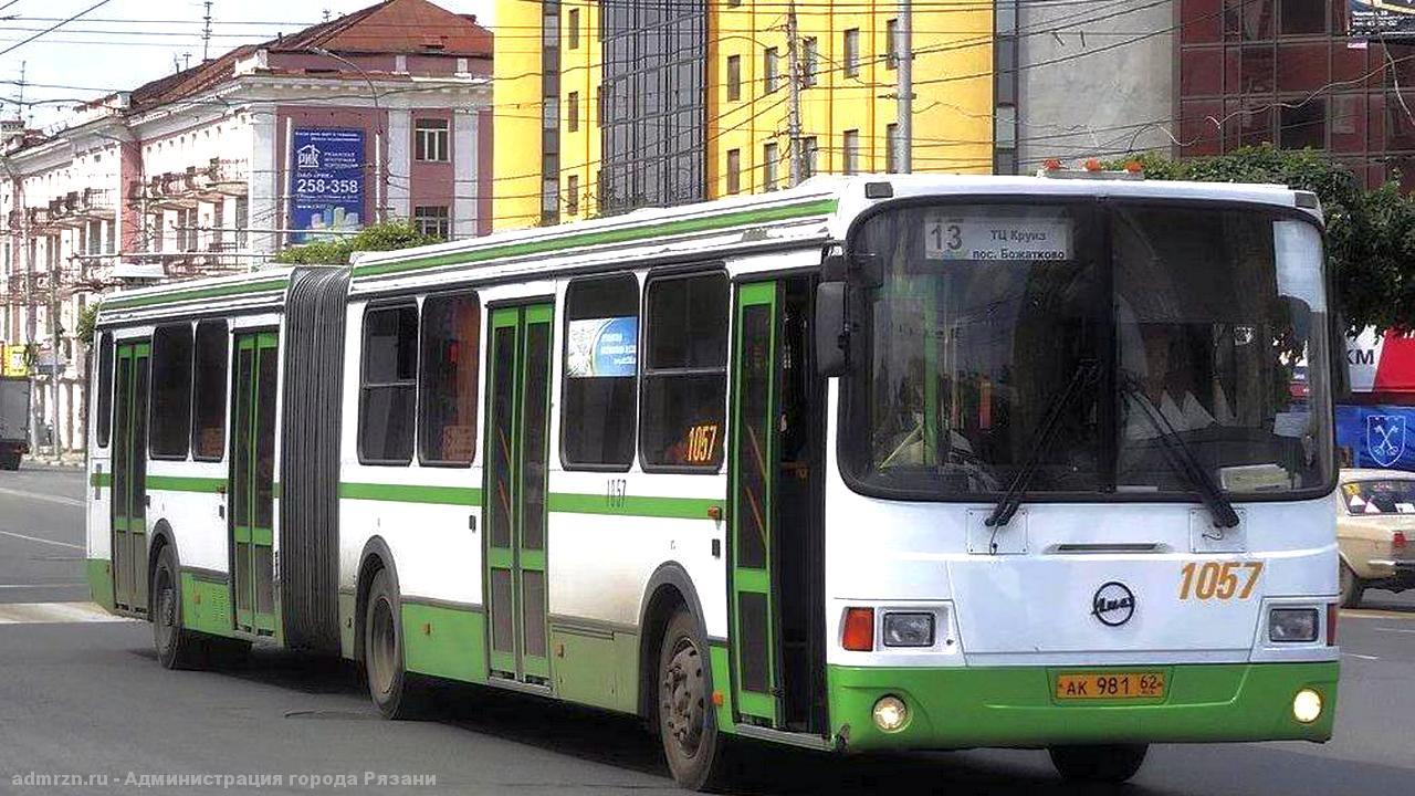 Житель Рязани пожаловался на автобус: ездит с открытой дверью, плату берут два раза
