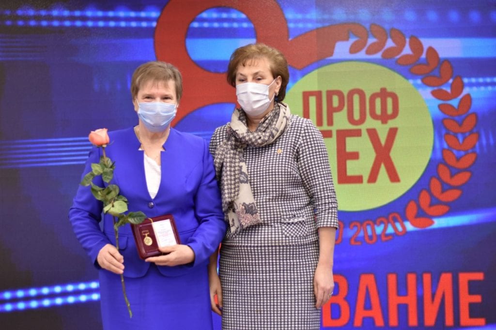 Ольга Щетинкина наградила работников профессионально-технического образования