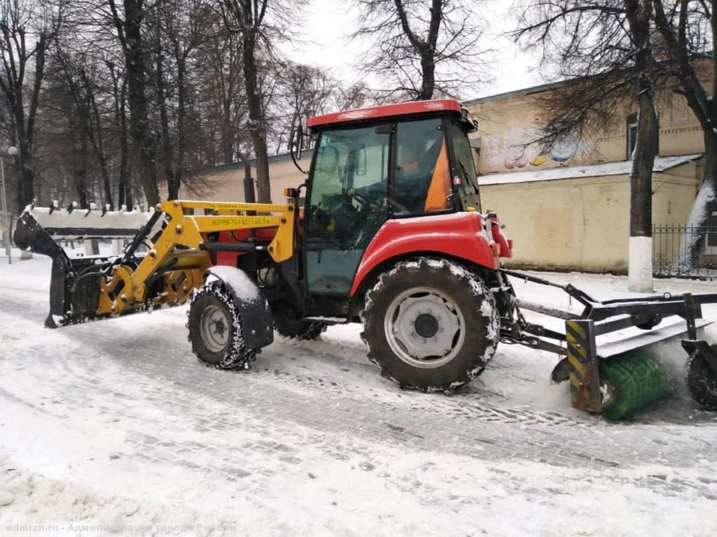 В Рязани борются с последствиями снегопада