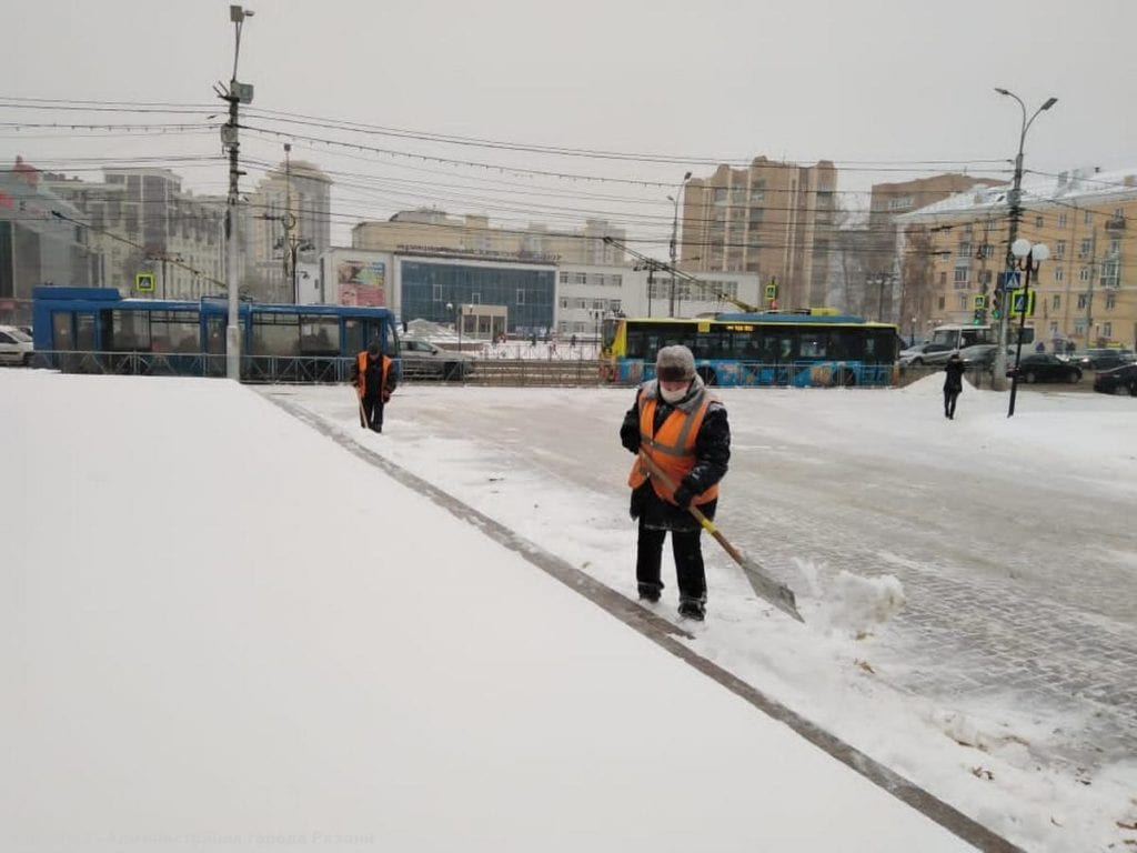 В Рязани борются с последствиями снегопада