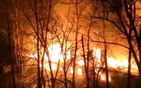 Опубликовано видео крупного пожара в посёлке Шлаковый в Рязани