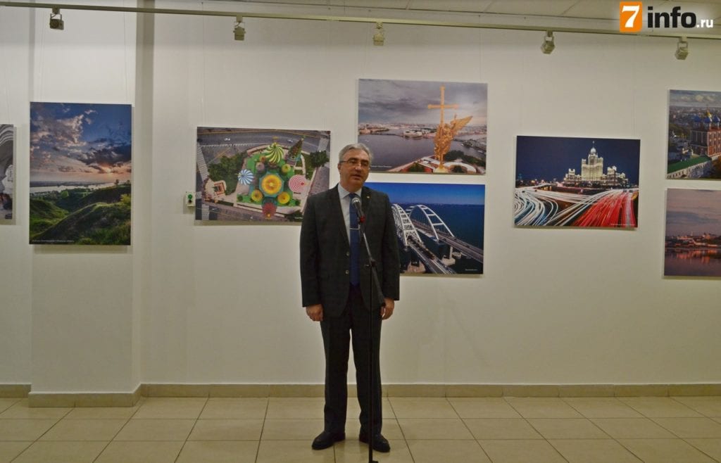 Роман Петряев открыл фотовыставку в Рязанской библиотеке имени Горького
